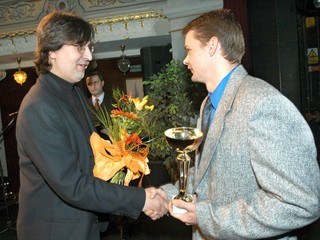 Radoslav Antl (vpravo) pri preberaní jednej z cien.