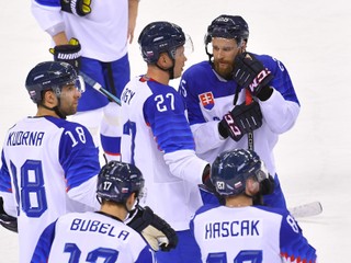 Zástupcovia HC Košice na olympiáde. Marek Hovorka (vpravo) v debate s Ladislavom Nagyom.