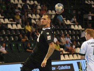 Crows posilní Juraj Urban, majúci bohaté skúsenosti z najvyššej súťaže. Momentka zachytáva odchovanca prešovskej hádzanej (vľavo) práve zo súboja proti Tatranu.