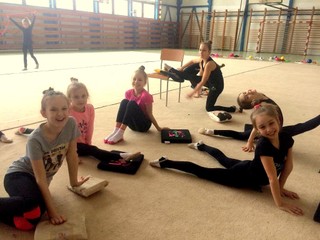 Trénovalo sa vonku aj v telocvični. 