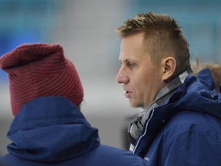 Na olympiáde v Pjongčangu. R. Staňa pri sledovaní tréningu slovenských hokejistov.