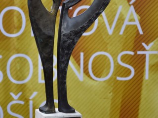 Cena pre víťaza ankety. Originálna kovová plastika akademického sochára Jána Leška.