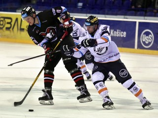 Na snímke vľavo hráč Banskej Bystrice Pavol Skalický, vpravo hráč Košíc Petr Kafka.