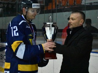 Prešovský kapitán Marcel Baláž. Pri preberaní pohára za tretie miesto v prvej lige.