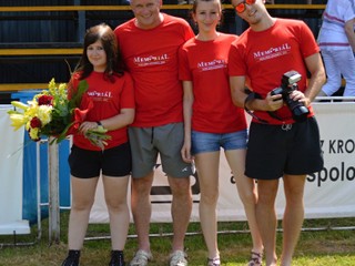 Šéfovi krompašského futbalu Františkovi Jochmanovi (druhý zľava) pomáhajú aj deti, ktoré sú tiež „zažraté“ do tohto športu.