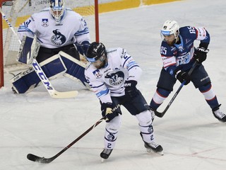 Na snímke vľavo Štefan Fabian, vzadu brankár Mathieu Corbeil – HK Poprad, vpravo Marek Slovák – HK Nitra. 