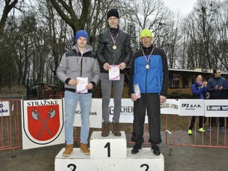 Východniari. Medailisti v rámci majstrovstiev VsAZ v cestnom behu na 10 km. V strede víťazný Vyšňovský.