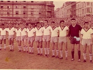 Z jubilantovej mladosti. Gejza Csákvári (štvrtý sprava) pred nabitými tribúnami pred zápasom v Prahe. 