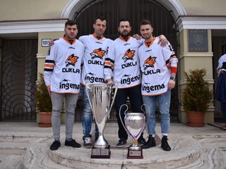 Spišiaci v michalovskom drese a s trofejami – zľava Branislav Cvengroš, Daniel Hančák, Tomáš Valečko a Lukáš Hamráček. 