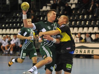 Lukáš Urban (s loptou). V Slovinsku zaťažil konto súpera piatimi gólmi.