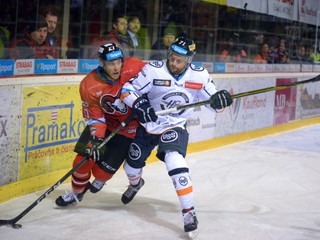 Košický obranca Edurad Šedivý (vpravo). Verí, že východniari to doma, aj s pomocou fanúšikov, zvládnu.