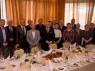 Na ďalšie roky života a spolupráce si s tromi jubilantmi (uprostred) pripili aj riaditeľ organizačného výboru Branislav Koniar, prezident MKK Ján Sudzina a ďalší gratulanti.