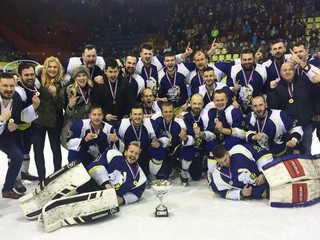 Humenská radosť po poslednom zápase sezóny na martinskom ľade. 