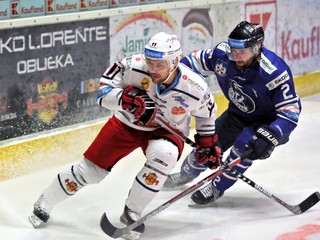 Popradský obranca Štefan Fabian (vpravo) dosiahol v tejto sezóne významný míľnik, keď nastúpil na 1000. zápas v extralige.