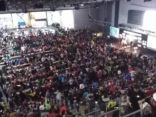 Plná hala fans šípok. 