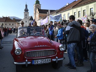 Príjazd úspešných športovkýň na rožňavské námestie.