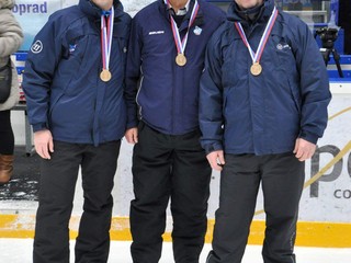 Pre statočnú prácu bol pre Milana Skokana (v strede) v uplynulej sezóne odmenou bronz.