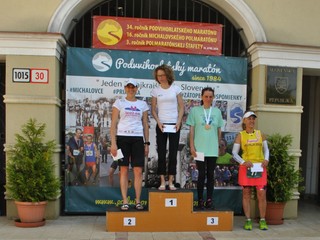 Medzi ženami boli na stupni víťazov iba východniarky. V strede víťazná Krištanová.