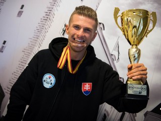 Šťastný David Hmelař s trofejou určenou pre majstra Slovenska.