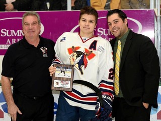 Samuel Solenský si v závere sezóny prevzal cenu za najužitočnejšieho hráča Johnstownu Tomahawks.