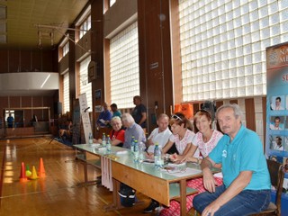 Športovci spolu s predsedom OKG J. Králikom.