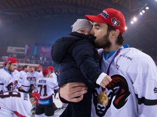 Takto so synom v náručí oslavoval Vladimír Mihálik pred rokom svoj prvý majstrovský titul. Momentálne ich už má dva.