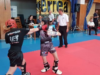 E. Železníková (vľavo) a jej úspešný úder.