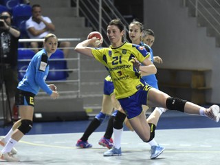 Na snímke s loptou hráčka Michaloviec Patrícia Wollingerová.