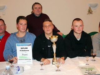 Víťazom 1. ročníka sa stali Baškovce. Na fotografii po prevzatí ocenenia.