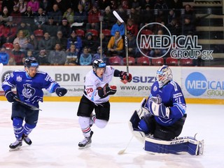 Matej Giľák (vľavo) v plnom zápasovom nasadení, v extralige odohral v minulej sezóne za Banskú Bystricu 25 duelov.