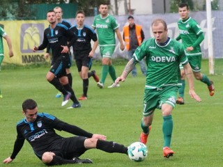 V tretej lige majú zatiaľ k postupu najbližšie Lipany (v zelených dresoch).