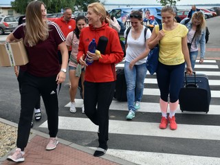 Na snímke hráčky slovenskej ženskej reprezentácie v hádzanej prichádzajú na zraz reprezentácie žien pred vyvrcholením kvalifikácie ME 2018 v Kaluži na Zemplínskej Šírave.