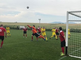 Azda najzamestnanejším mužom prestížneho zápasu 4.ligy Juh bol brankár Sokolian David Perún, ale čo robil to robil, víťazstvu Kalše nezabránil. 