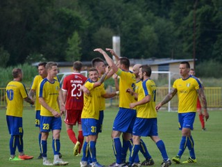 Strelec gólu Y. Koretskyy (č. 37) prijíma gratulácie.