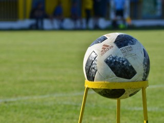 Aj vo futbalových triedach sa ešte tuho bojuje.