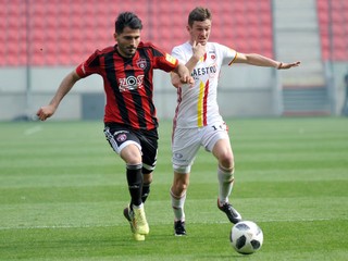 Kubilay Türk Yilmaz z FC Spartak Trnava a Michal Jonec (vpravo) z MFK Ružomberok.