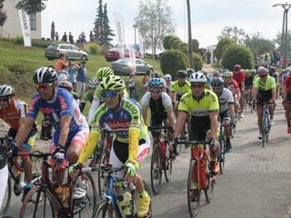 Amatérski cyklisiti sa zídu v Sabinove.