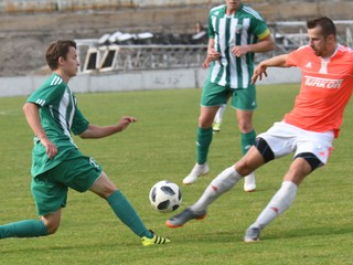 Prešov B – FK Košice. Zľava Erik Stach (Prešov B) a strelec dvoch gólov FK Košice Radovan Bandžuch.