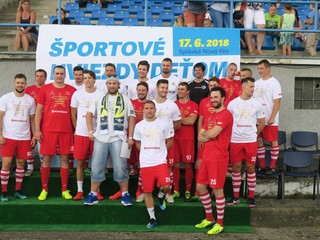 Na spišskonovoveskom futbalovom štadióne sa to v nedeľu hemžilo športovými osobnosťami.