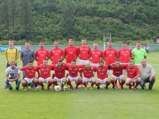 Futbalisti Hranovnice cez víkend oslávili víťazstvo v piatej lige Podtatranskej. Do vyššej súťaže ale nepôjdu. Víťazi ostatných piatoligových skupín áno.