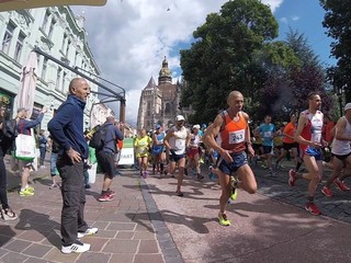 Momentka z pretekov a Orest Babjak medzi bežcami.