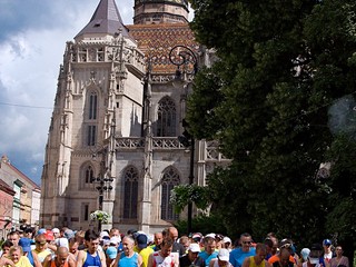 Bežci sa pripravujú na štart polmaratónu Košice - Seňa.