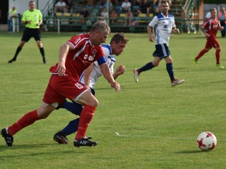 Július Surmin (v červenom) si trúfol aj na súboje s oveľa mladšími súpermi. 