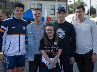 Patrika Kocha (vľavo) a Šimona Petráša (druhý sprava) boli podporiť aj spoluhráči z tímu.