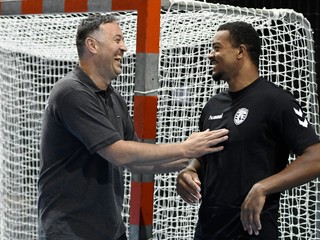 Atraktívny novic T. A. Gatine (vpravo) i tréner Goluža šli do tréningu dobre naladení.