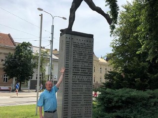 Fín Kortelainen ukazuje na svoje meno v zozname víťazov MMM.