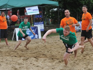 Carapkin strieľa, Straňovský sa prizerá.