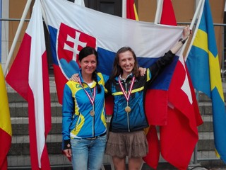 Vpravo usmiata svetová šampiónka Katarína Lamiová. Vedľa nej ďalšia slovenská medailistka, bronzová Silvia Chupeková.
