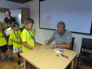 Autogramy Jána Kozáka deti potešili.