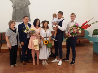 Oliver Rábek so synom v náručí, manželka po jeho pravom boku. 